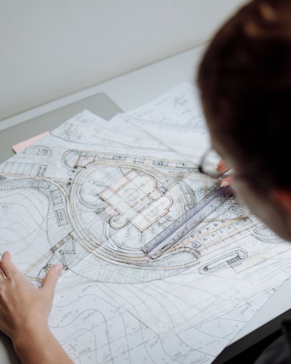 Architecte annotant un plan dessiné à la main