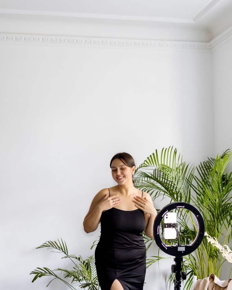 Créatrice de contenu filmant une vidéo avec un anneau lumineux
