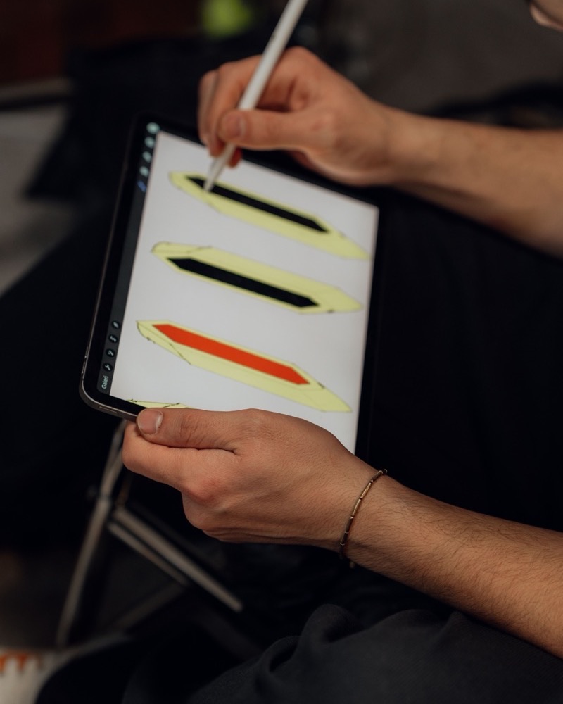 Designer dessinant sur une tablette graphique