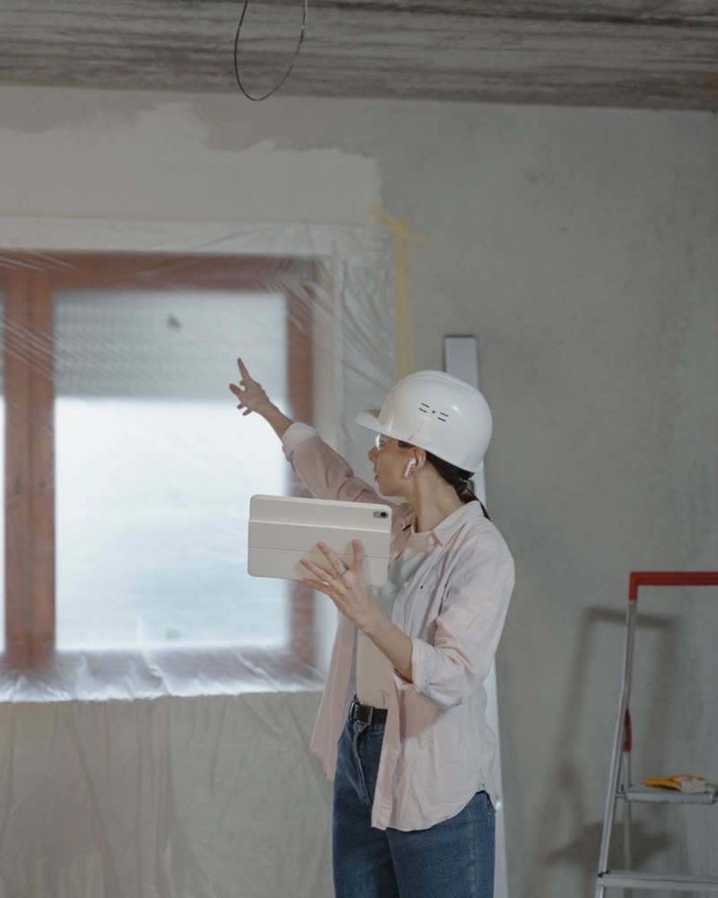 Conductrice de travaux consultant une tablette sur un chantier